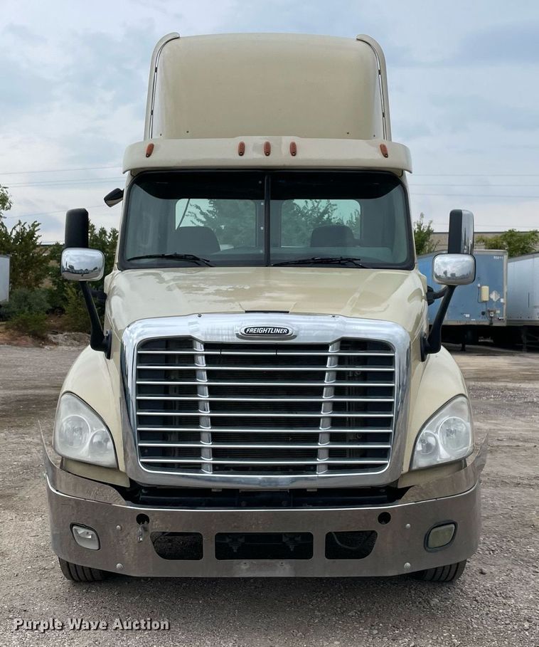 image for item NY9883 2013 Freightliner Cascadia 125  semi truck