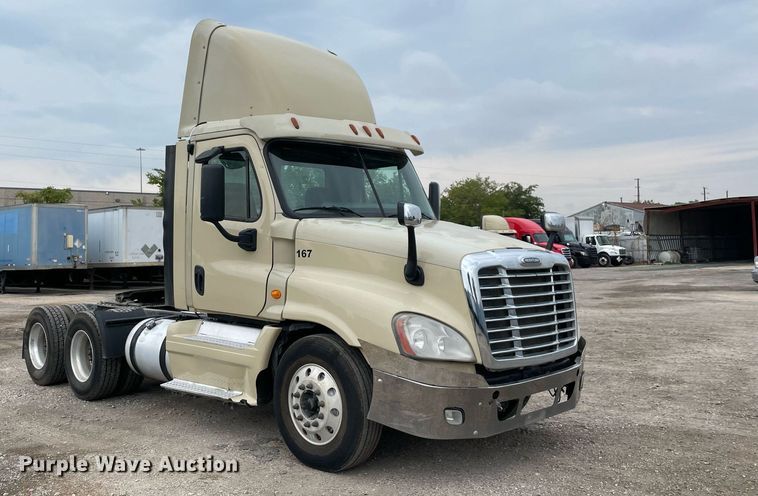 image for item NY9883 2013 Freightliner Cascadia 125  semi truck