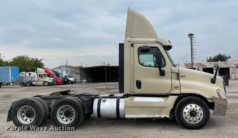 image for item NY9883 2013 Freightliner Cascadia 125  semi truck