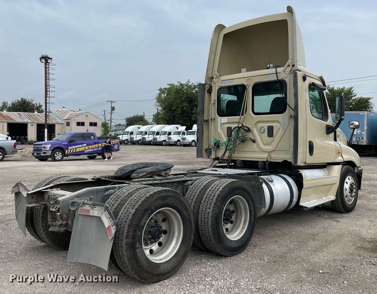 image for item NY9883 2013 Freightliner Cascadia 125  semi truck