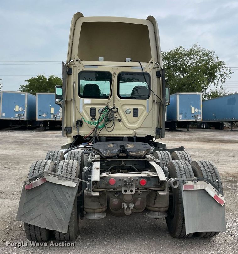 image for item NY9883 2013 Freightliner Cascadia 125  semi truck