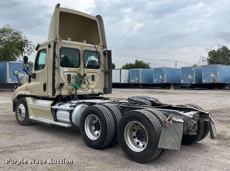 image for item NY9883 2013 Freightliner Cascadia 125  semi truck