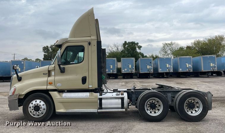 image for item NY9883 2013 Freightliner Cascadia 125  semi truck