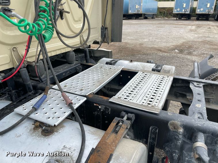 image for item NY9883 2013 Freightliner Cascadia 125  semi truck