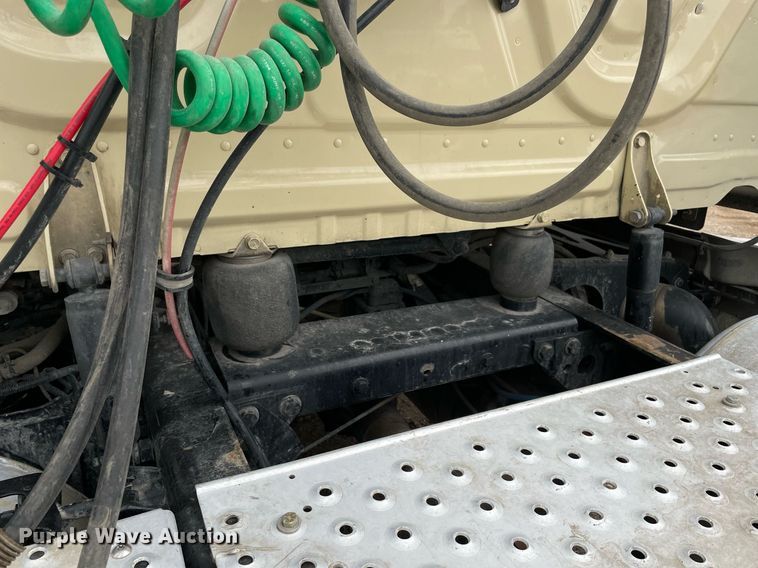 image for item NY9883 2013 Freightliner Cascadia 125  semi truck