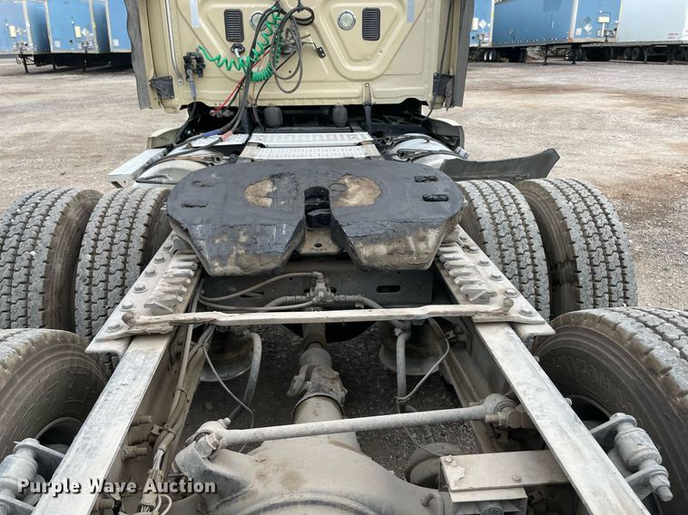 image for item NY9883 2013 Freightliner Cascadia 125  semi truck