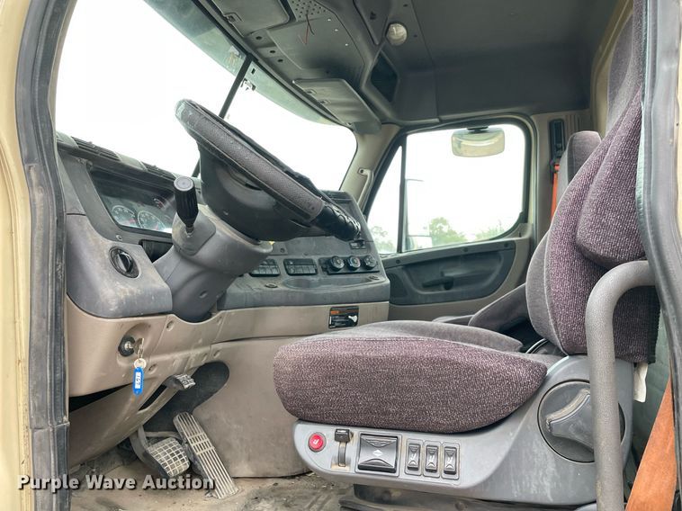 image for item NY9883 2013 Freightliner Cascadia 125  semi truck