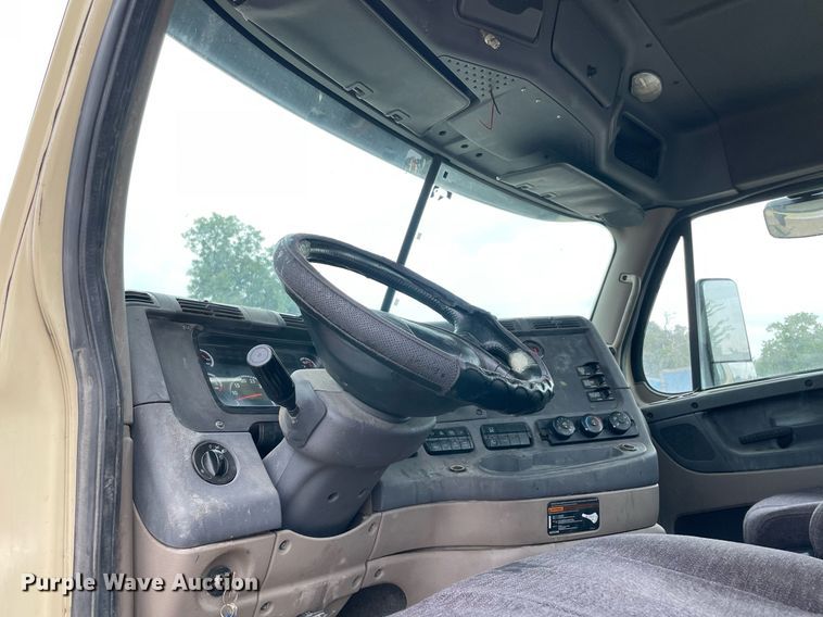 image for item NY9883 2013 Freightliner Cascadia 125  semi truck