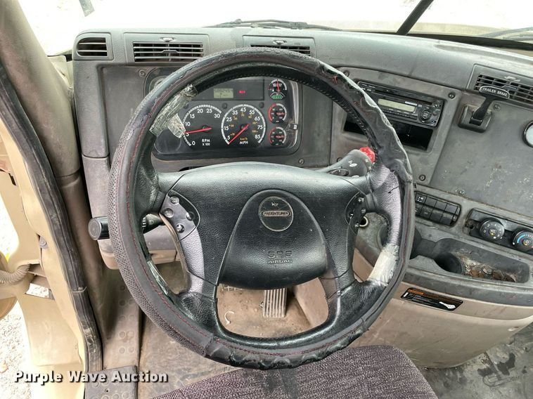 image for item NY9883 2013 Freightliner Cascadia 125  semi truck