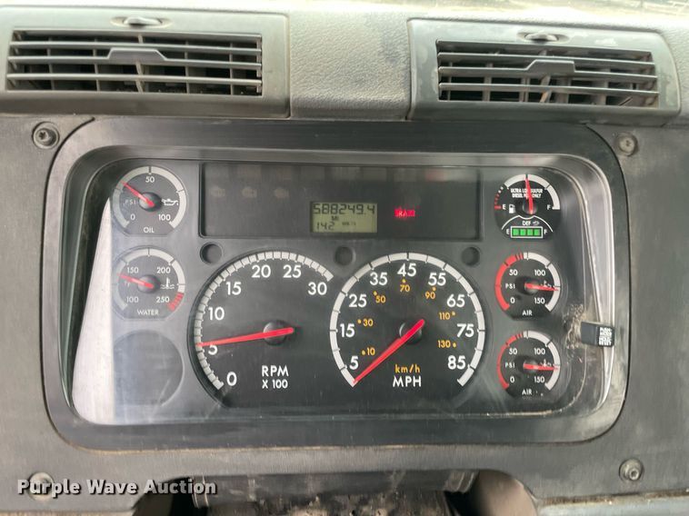 image for item NY9883 2013 Freightliner Cascadia 125  semi truck