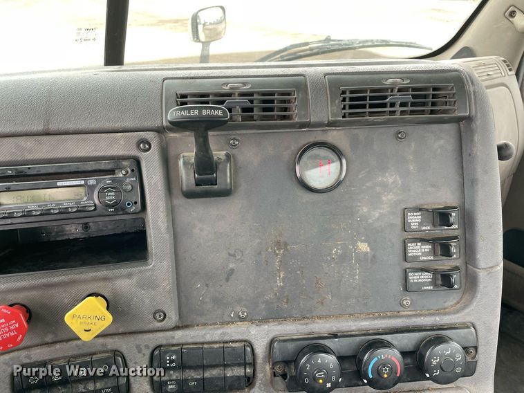 image for item NY9883 2013 Freightliner Cascadia 125  semi truck