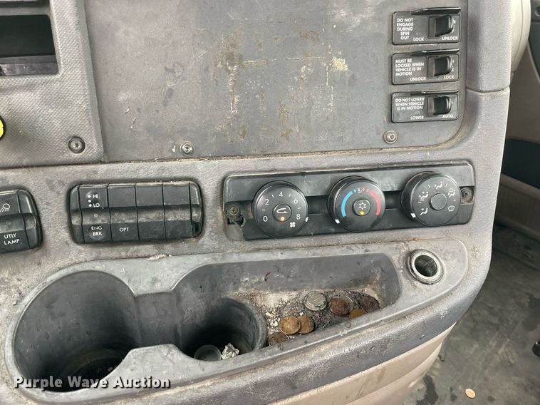 image for item NY9883 2013 Freightliner Cascadia 125  semi truck