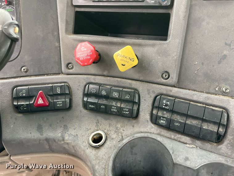 image for item NY9883 2013 Freightliner Cascadia 125  semi truck