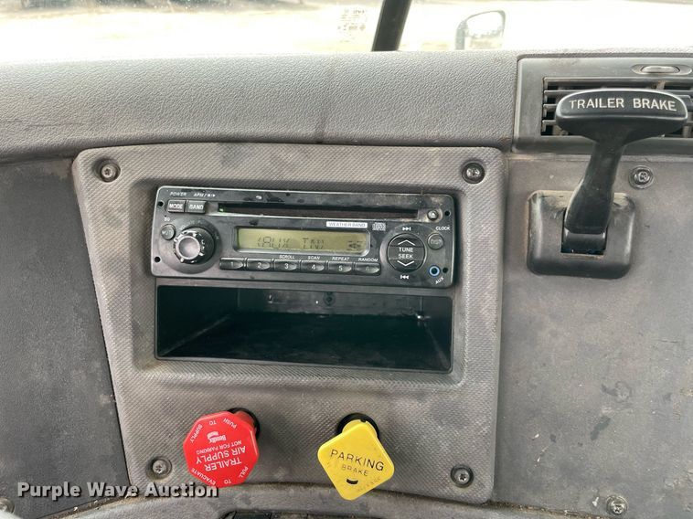 image for item NY9883 2013 Freightliner Cascadia 125  semi truck