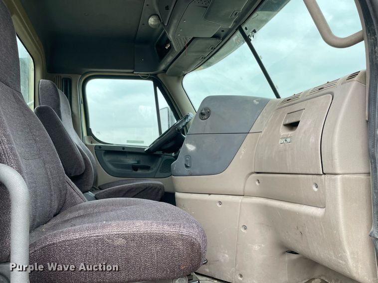 image for item NY9883 2013 Freightliner Cascadia 125  semi truck