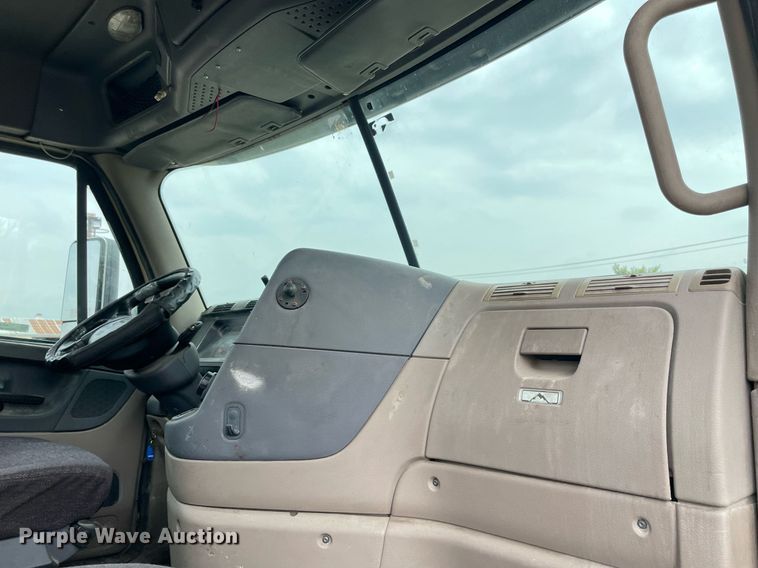 image for item NY9883 2013 Freightliner Cascadia 125  semi truck