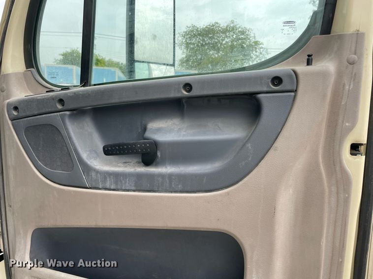 image for item NY9883 2013 Freightliner Cascadia 125  semi truck