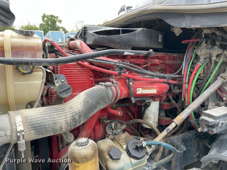 image for item NY9883 2013 Freightliner Cascadia 125  semi truck