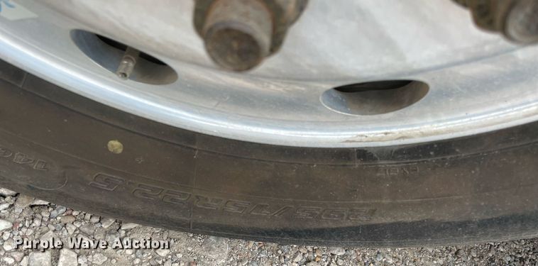 image for item NY9883 2013 Freightliner Cascadia 125  semi truck