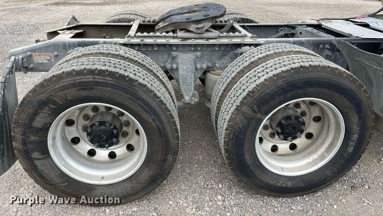 image for item NY9883 2013 Freightliner Cascadia 125  semi truck