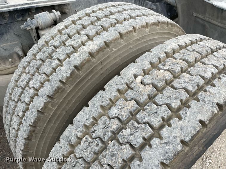 image for item NY9883 2013 Freightliner Cascadia 125  semi truck