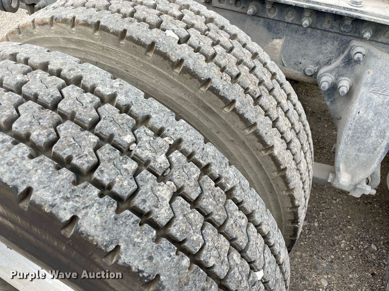 image for item NY9883 2013 Freightliner Cascadia 125  semi truck