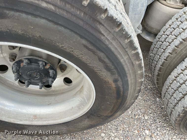 image for item NY9883 2013 Freightliner Cascadia 125  semi truck