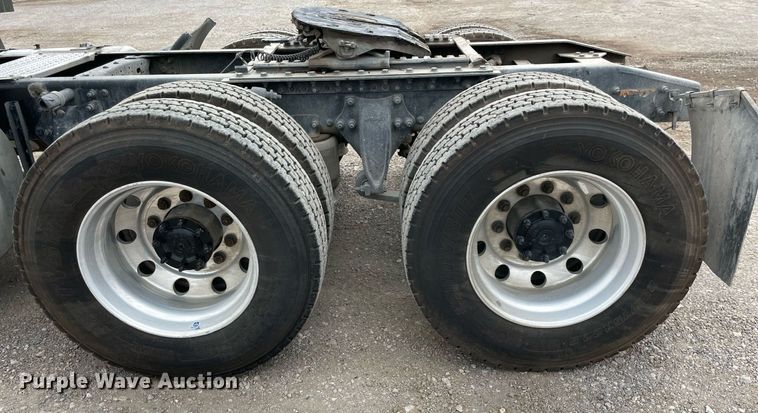 image for item NY9883 2013 Freightliner Cascadia 125  semi truck