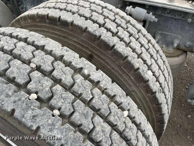 image for item NY9883 2013 Freightliner Cascadia 125  semi truck