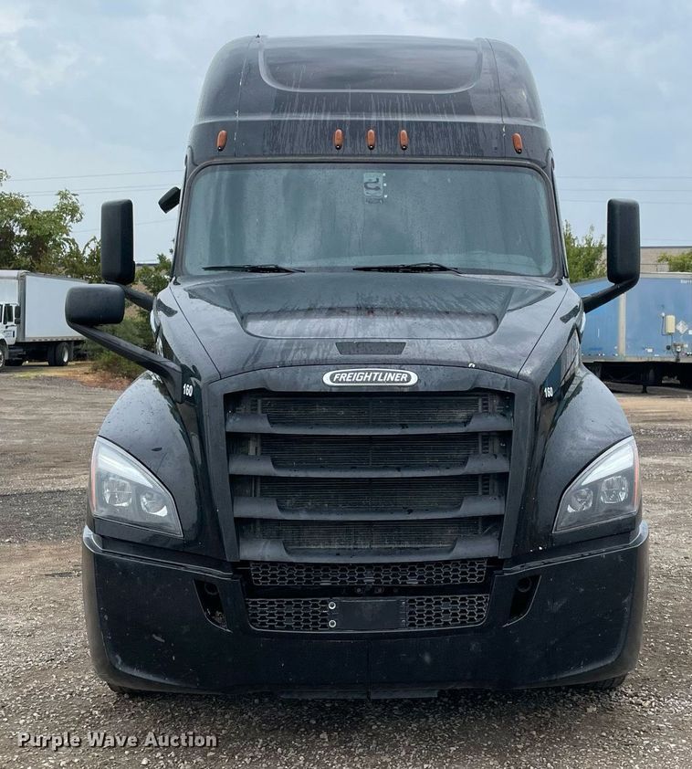 image for item NY9884 2018 Freightliner Cascadia 126SLP  semi truck