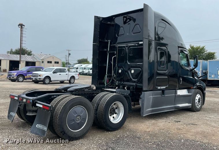 image for item NY9884 2018 Freightliner Cascadia 126SLP  semi truck