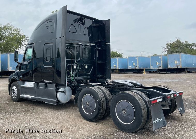 image for item NY9884 2018 Freightliner Cascadia 126SLP  semi truck