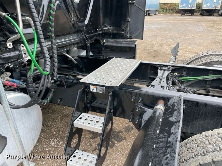 image for item NY9884 2018 Freightliner Cascadia 126SLP  semi truck