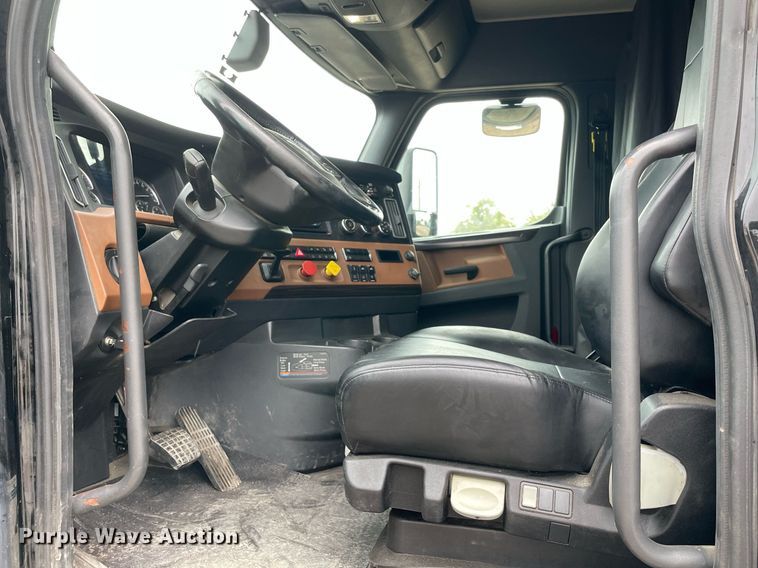image for item NY9884 2018 Freightliner Cascadia 126SLP  semi truck