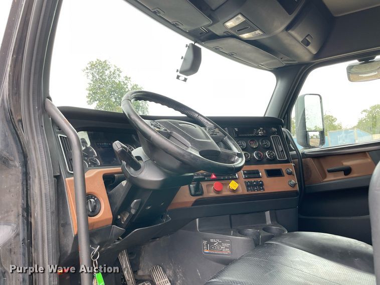 image for item NY9884 2018 Freightliner Cascadia 126SLP  semi truck