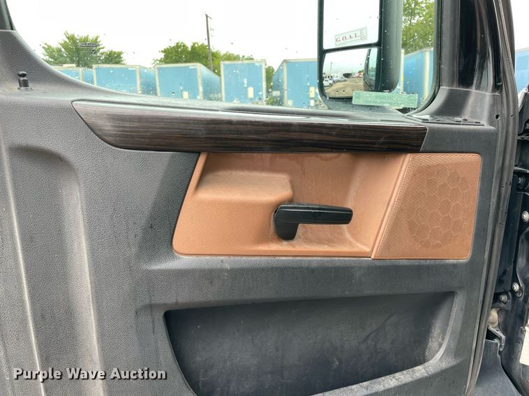 image for item NY9884 2018 Freightliner Cascadia 126SLP  semi truck