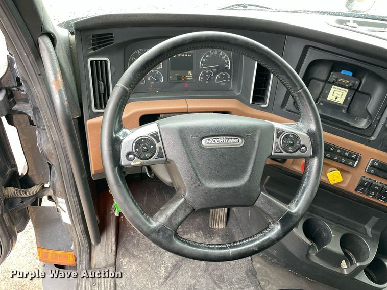 image for item NY9884 2018 Freightliner Cascadia 126SLP  semi truck