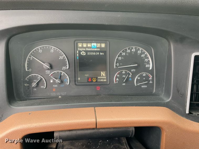 image for item NY9884 2018 Freightliner Cascadia 126SLP  semi truck