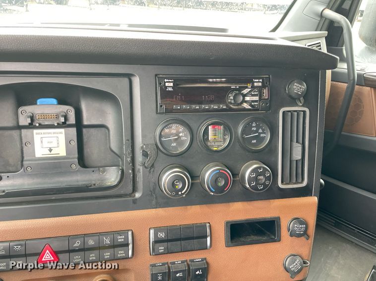 image for item NY9884 2018 Freightliner Cascadia 126SLP  semi truck