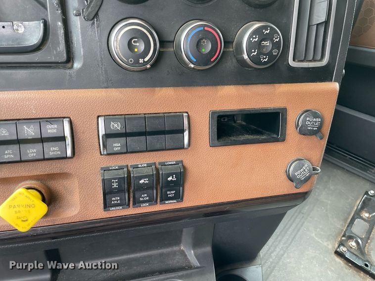 image for item NY9884 2018 Freightliner Cascadia 126SLP  semi truck