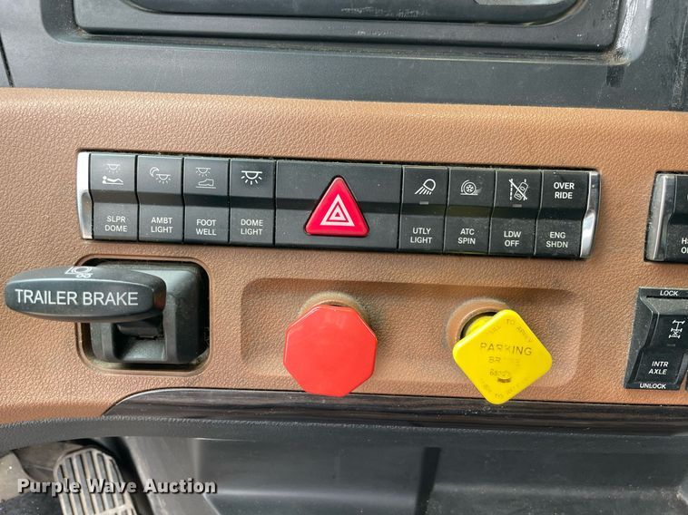 image for item NY9884 2018 Freightliner Cascadia 126SLP  semi truck