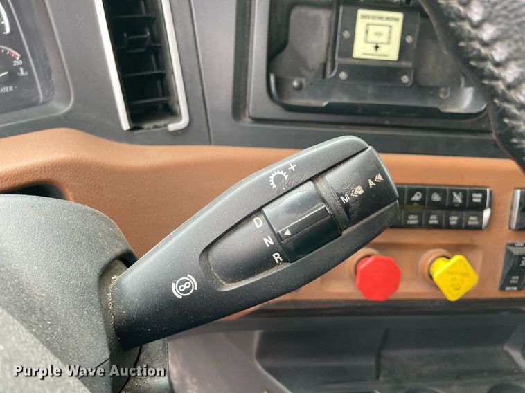 image for item NY9884 2018 Freightliner Cascadia 126SLP  semi truck