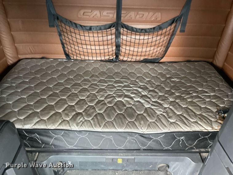 image for item NY9884 2018 Freightliner Cascadia 126SLP  semi truck