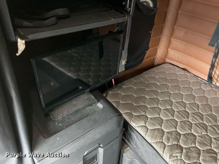 image for item NY9884 2018 Freightliner Cascadia 126SLP  semi truck