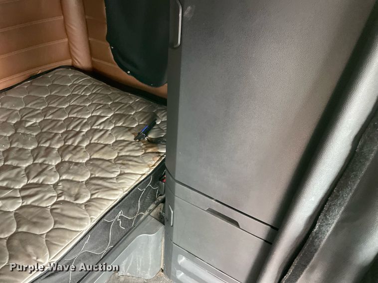 image for item NY9884 2018 Freightliner Cascadia 126SLP  semi truck