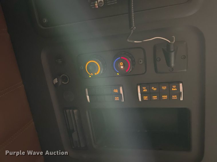 image for item NY9884 2018 Freightliner Cascadia 126SLP  semi truck