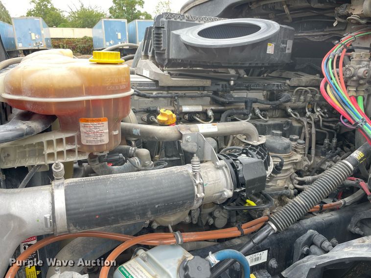 image for item NY9884 2018 Freightliner Cascadia 126SLP  semi truck