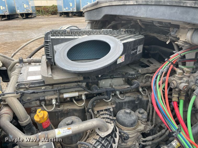 image for item NY9884 2018 Freightliner Cascadia 126SLP  semi truck