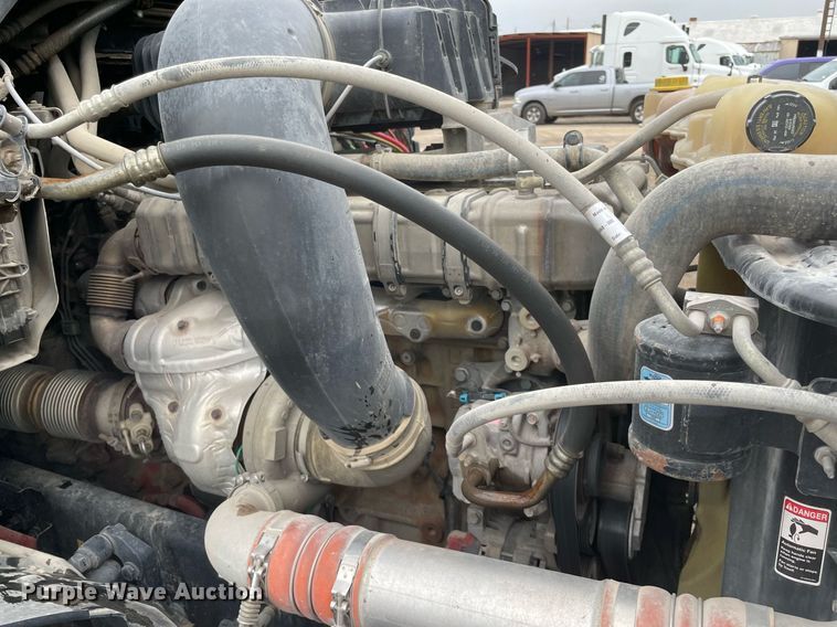 image for item NY9884 2018 Freightliner Cascadia 126SLP  semi truck