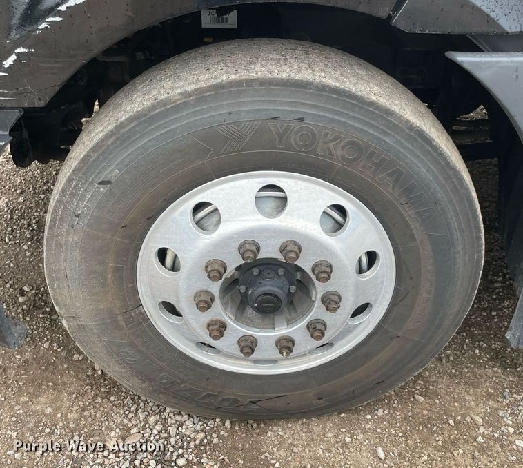 image for item NY9884 2018 Freightliner Cascadia 126SLP  semi truck